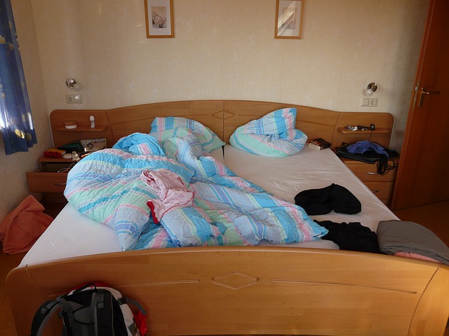 rozestlaná postel